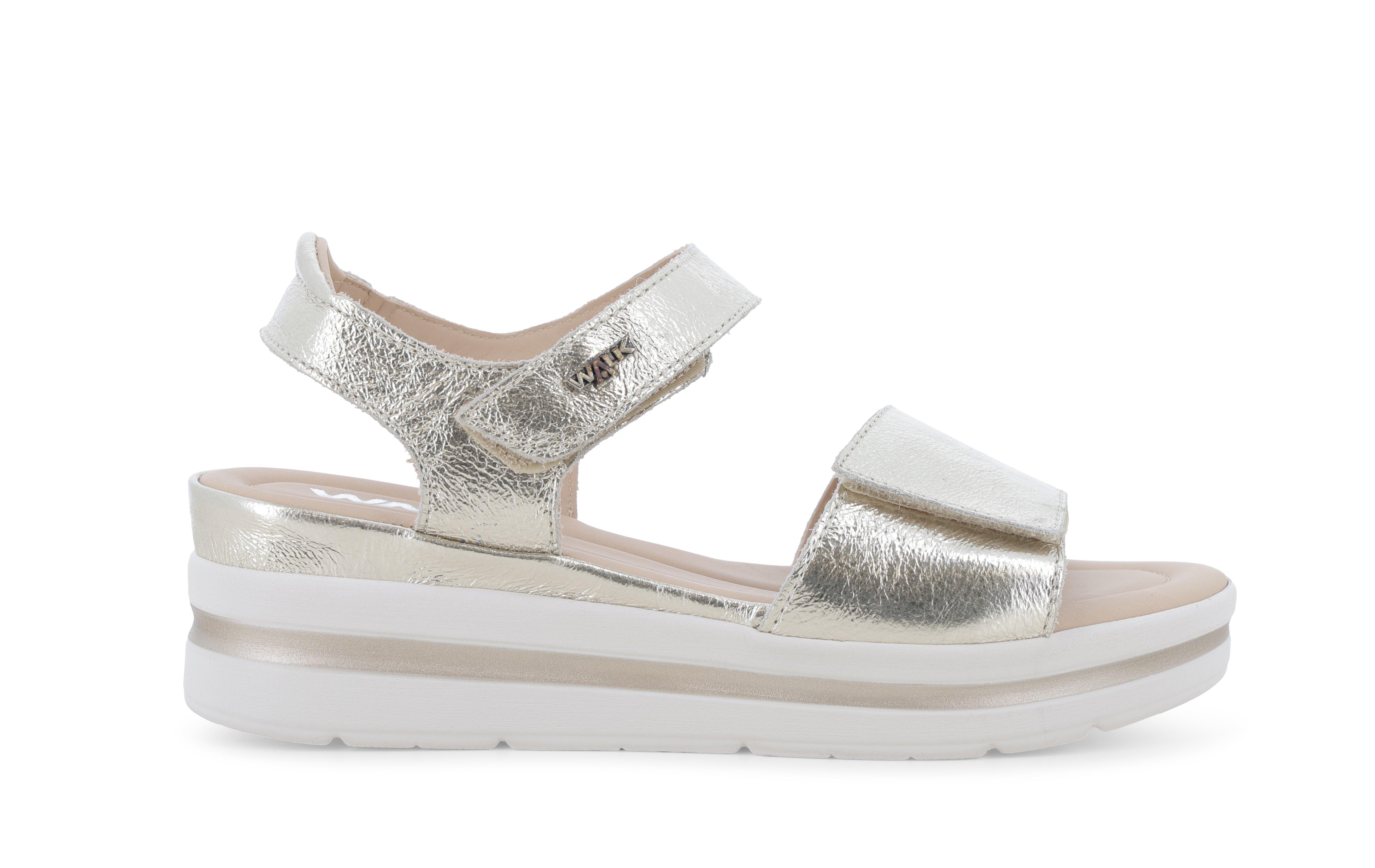 Sandalo sportivo in pelle laminato platino con zeppa 019185q