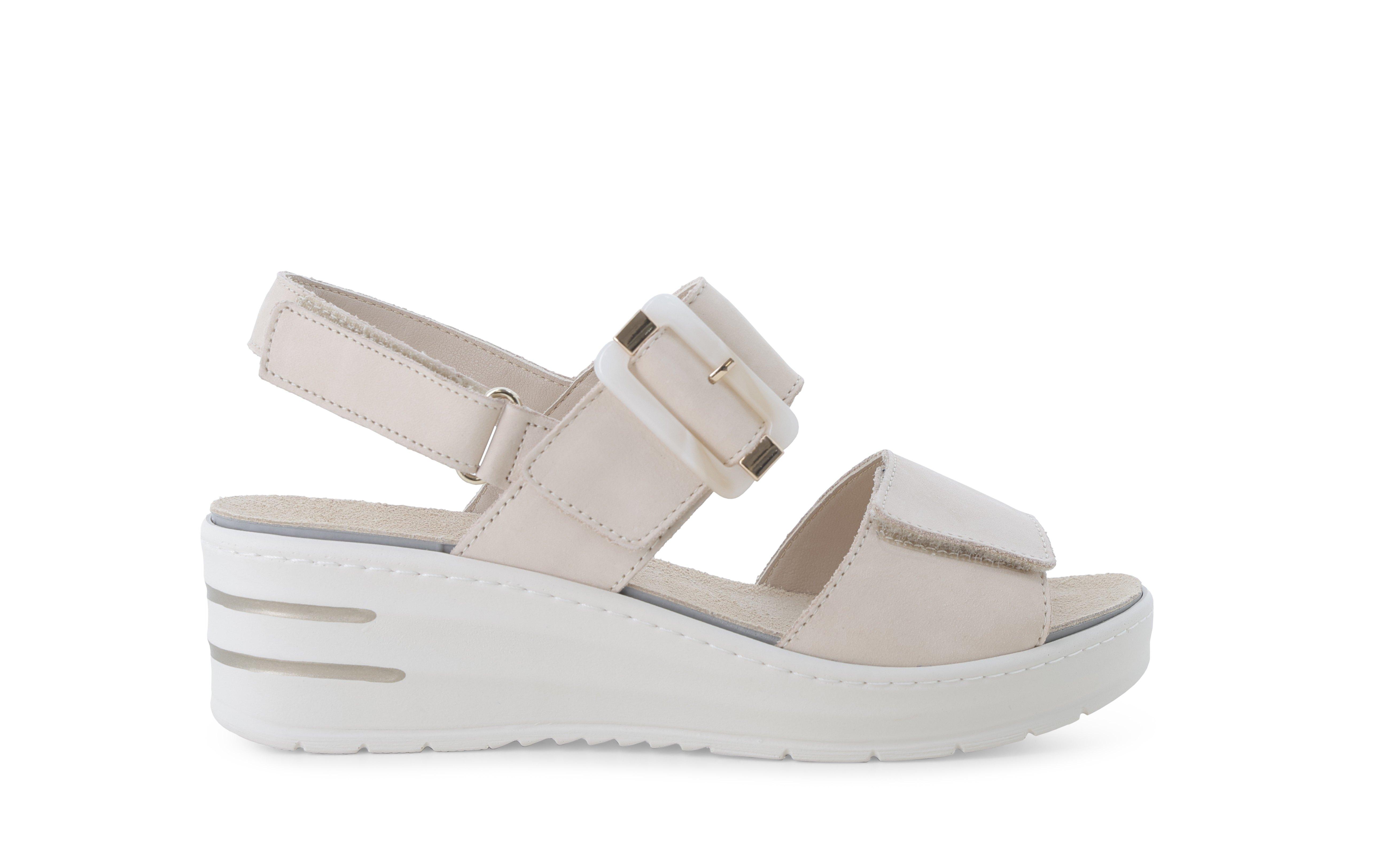 Sandalo in camoscio beige kiss con zeppa e maxi fibbia 019227q 35