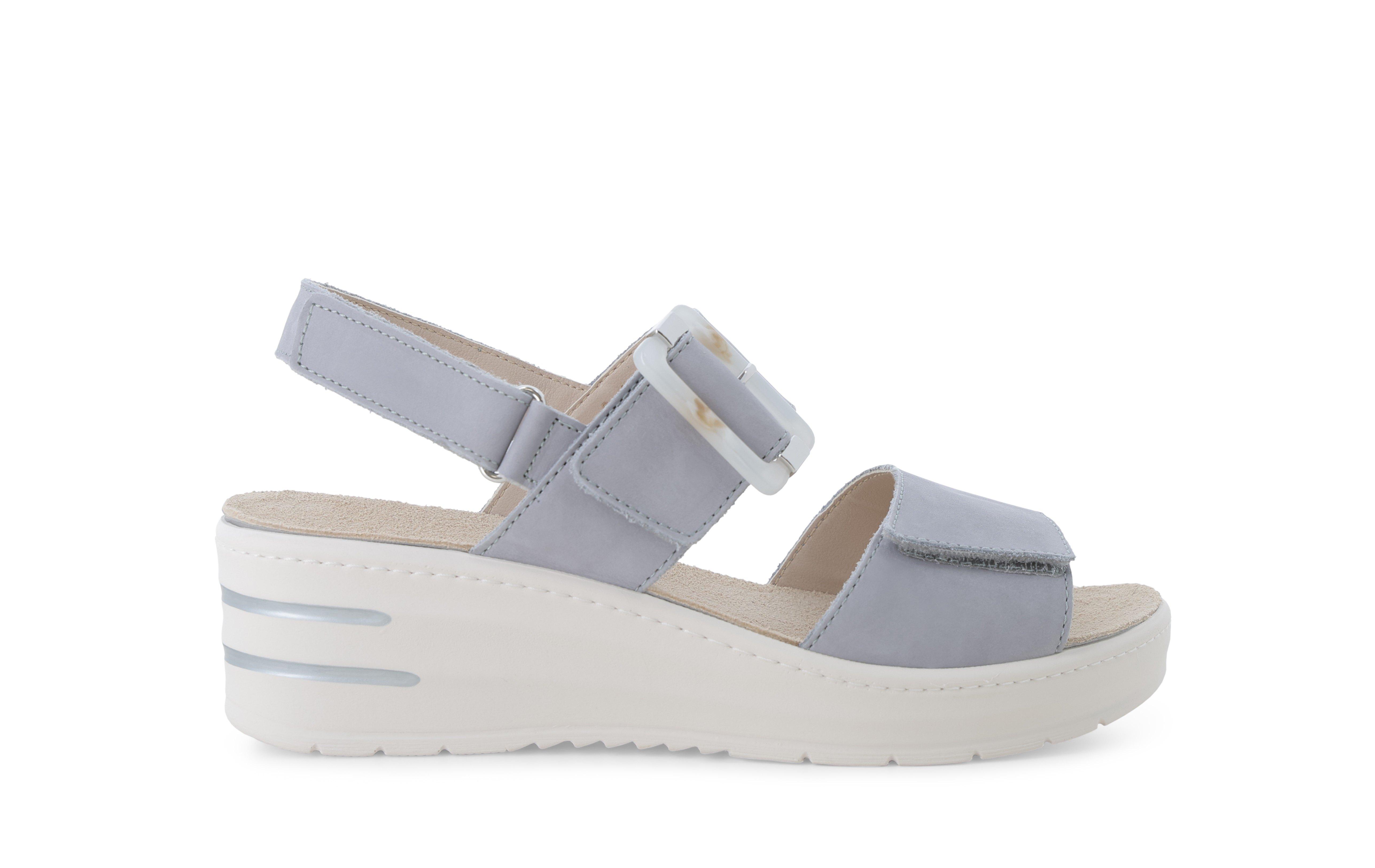 Sandalo in camoscio grigio perla con zeppa e maxi fibbia 019227q 35