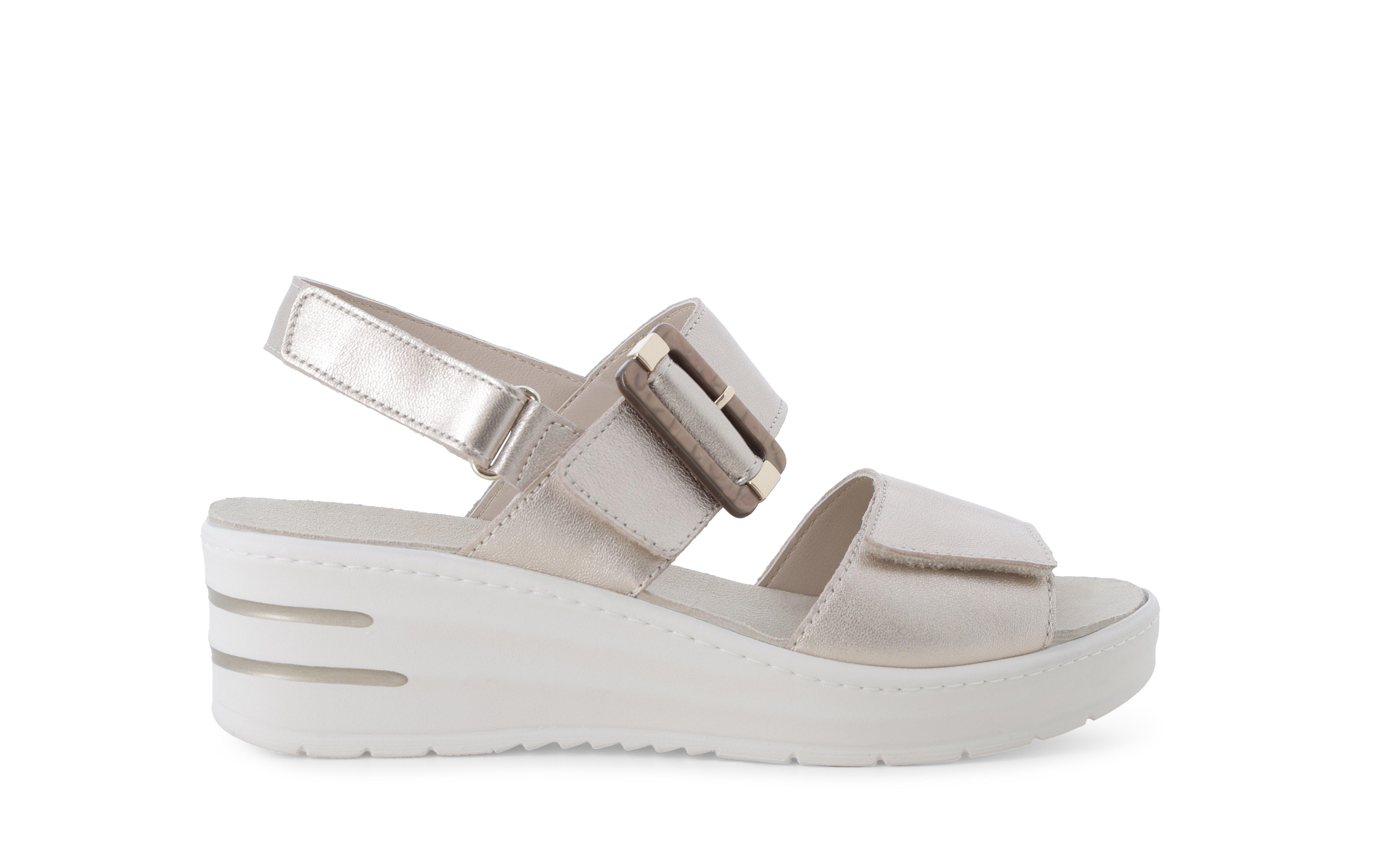 Sandalo in pelle platino con zeppa e maxi fibbia 019227q 40