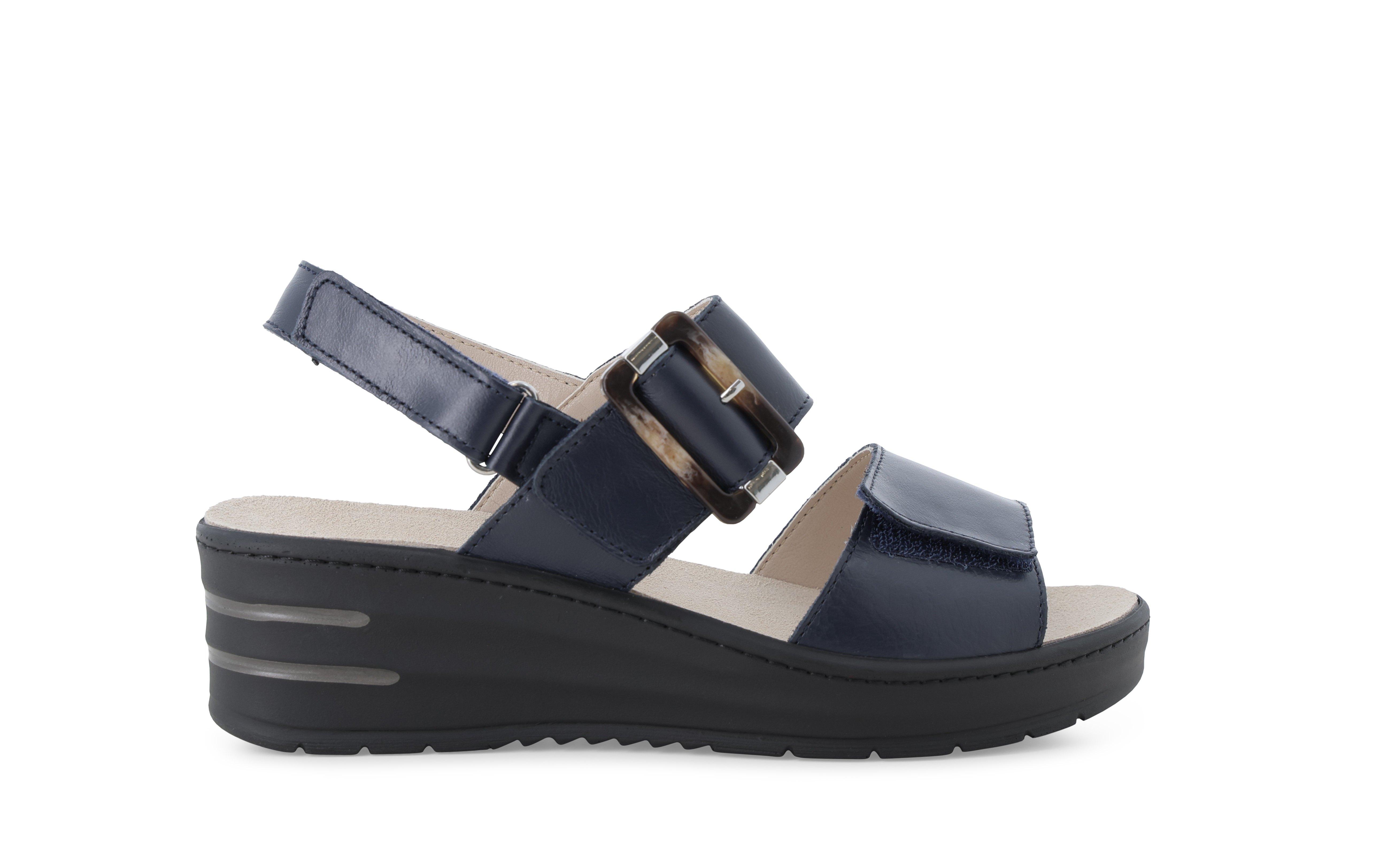 Sandalo in pelle blu navy con zeppa e maxi fibbia 019227q