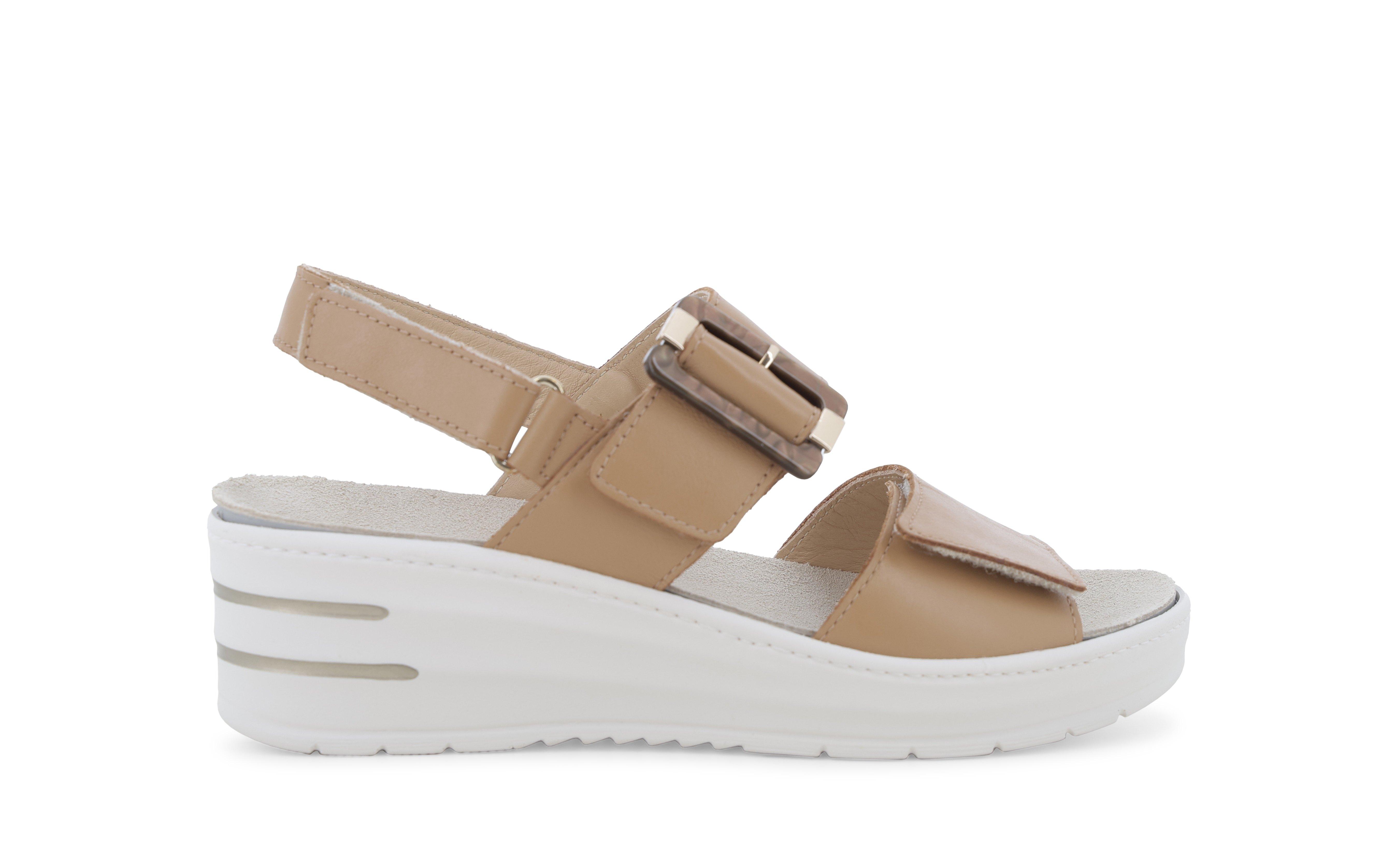 Sandalo in camoscio cuoio camel con zeppa e maxi fibbia 019227q 39