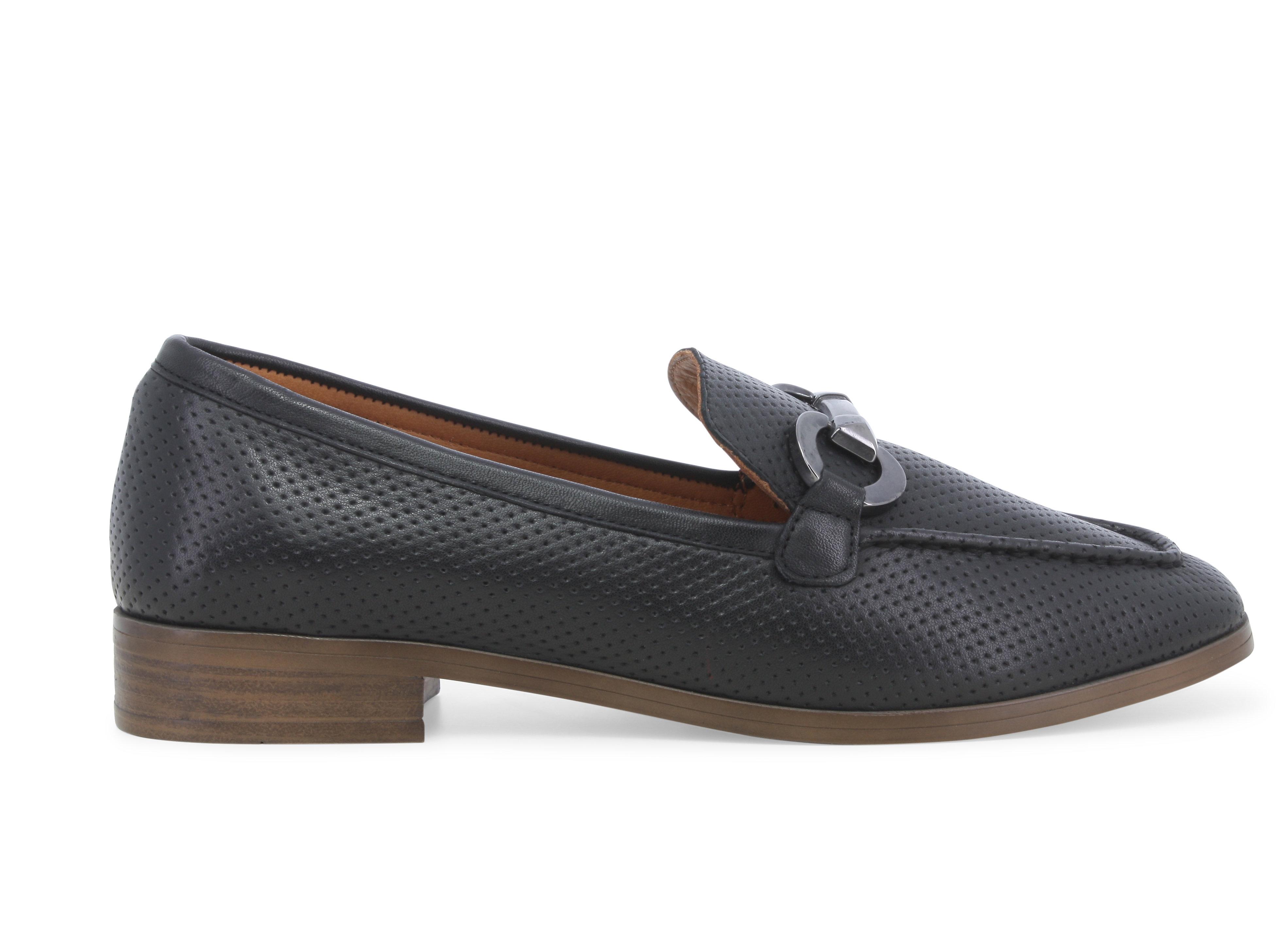 Mocassino comfort in pelle nera traforata con morsetto 055052q