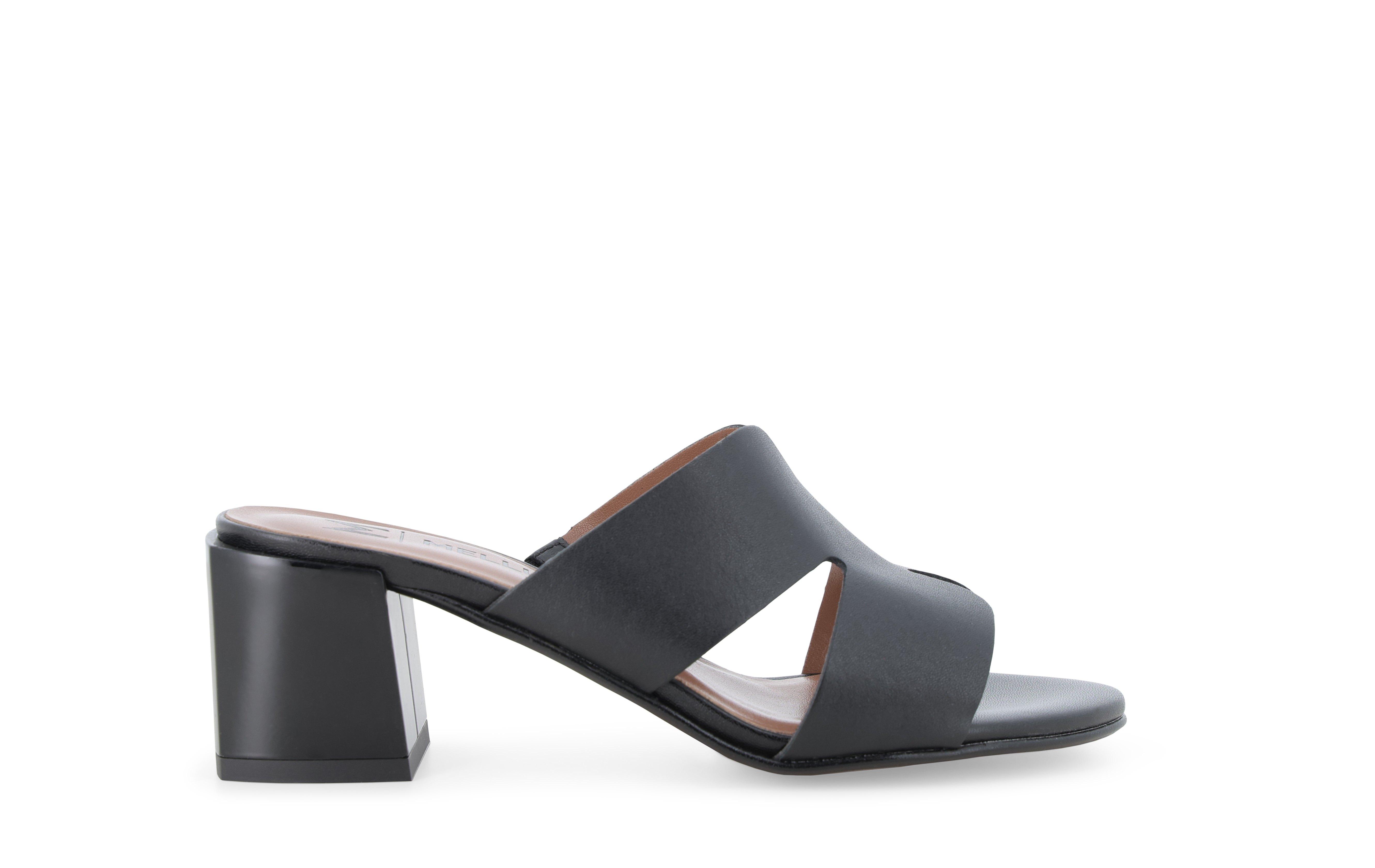 Sabot in pelle nero con intaglio geometrico e tacco a blocco k35136q