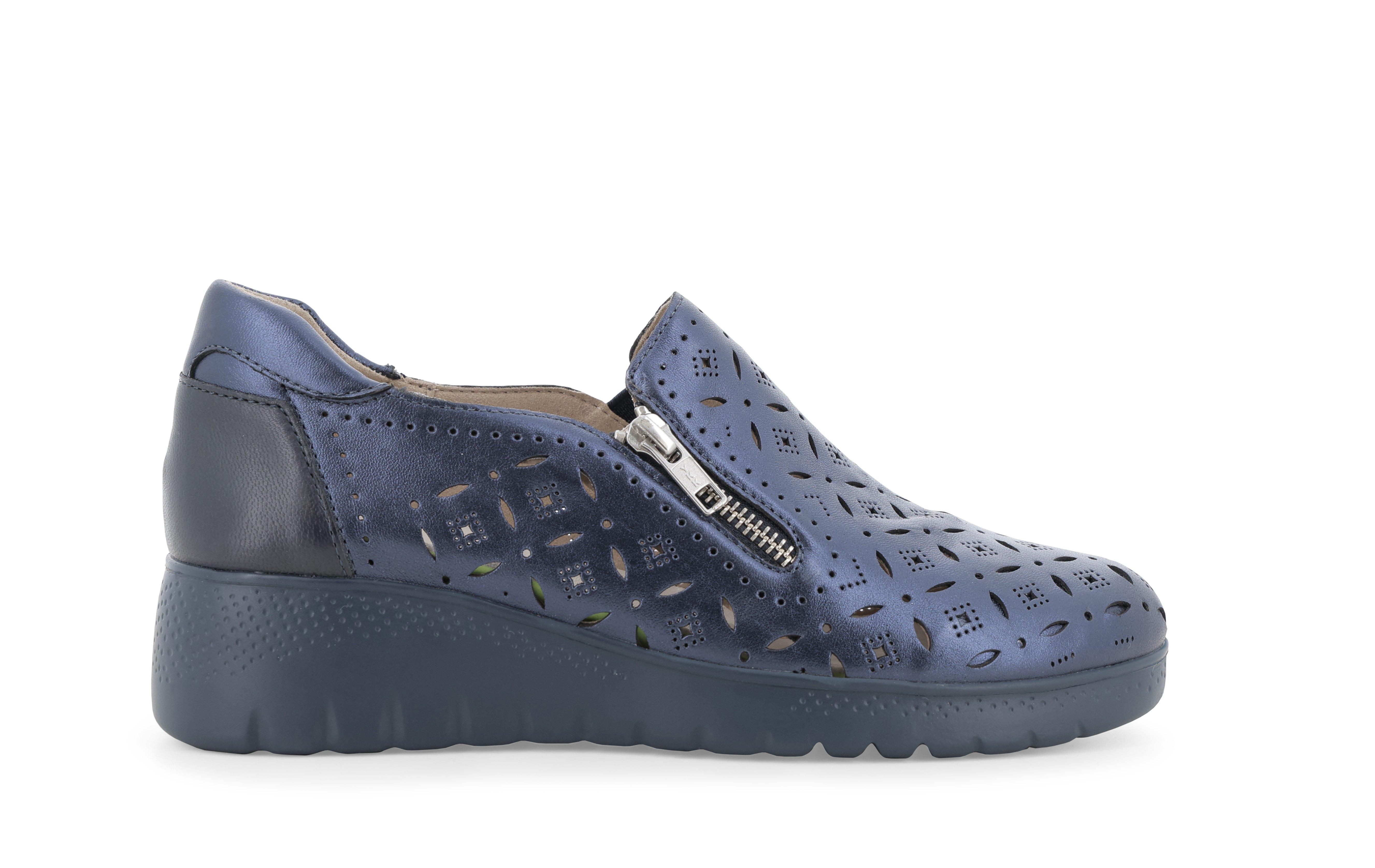 Slip-on comoda in pelle laminata blu laserata k55483