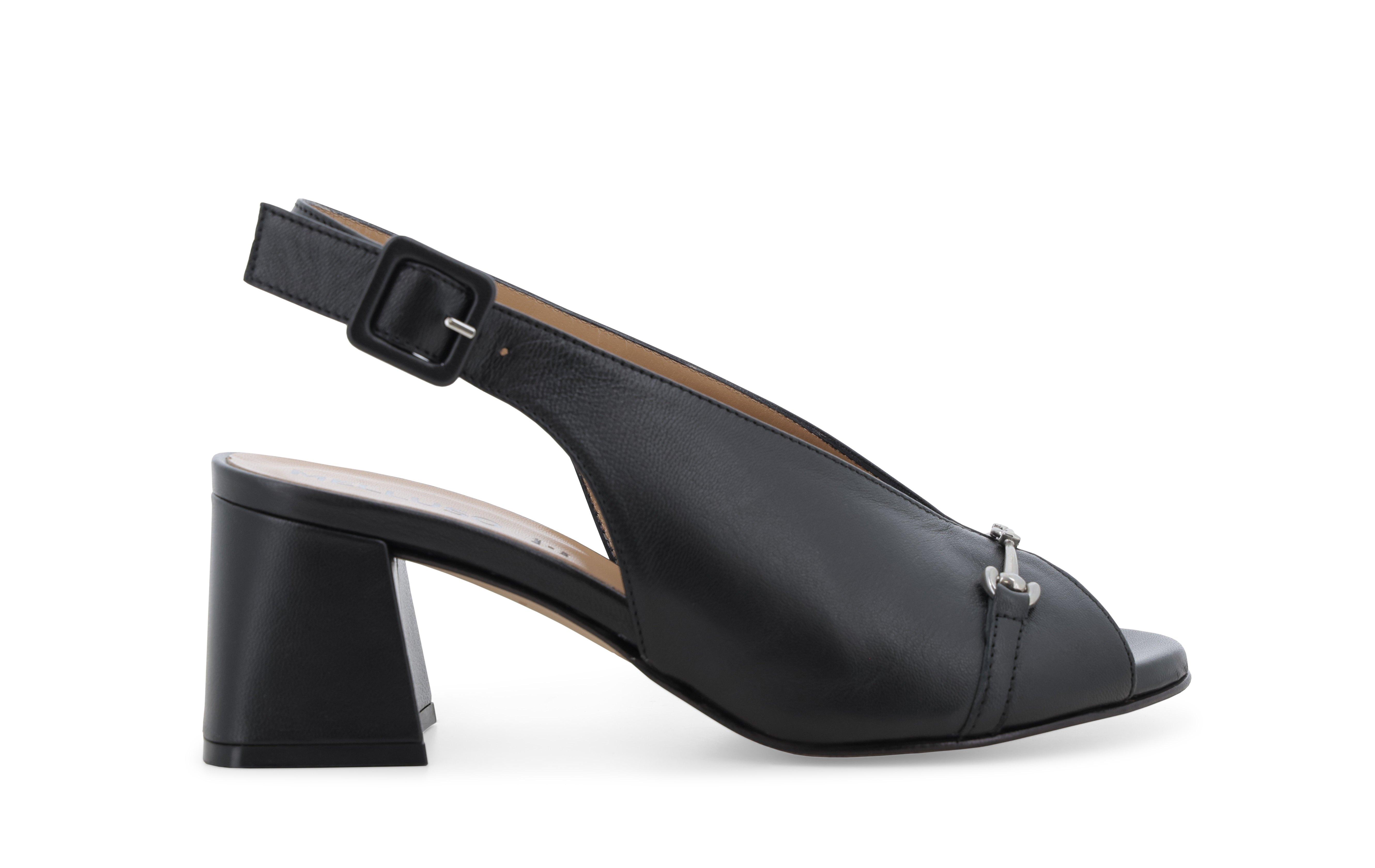 Sandalo in pelle nero con morsetto metallico n647q