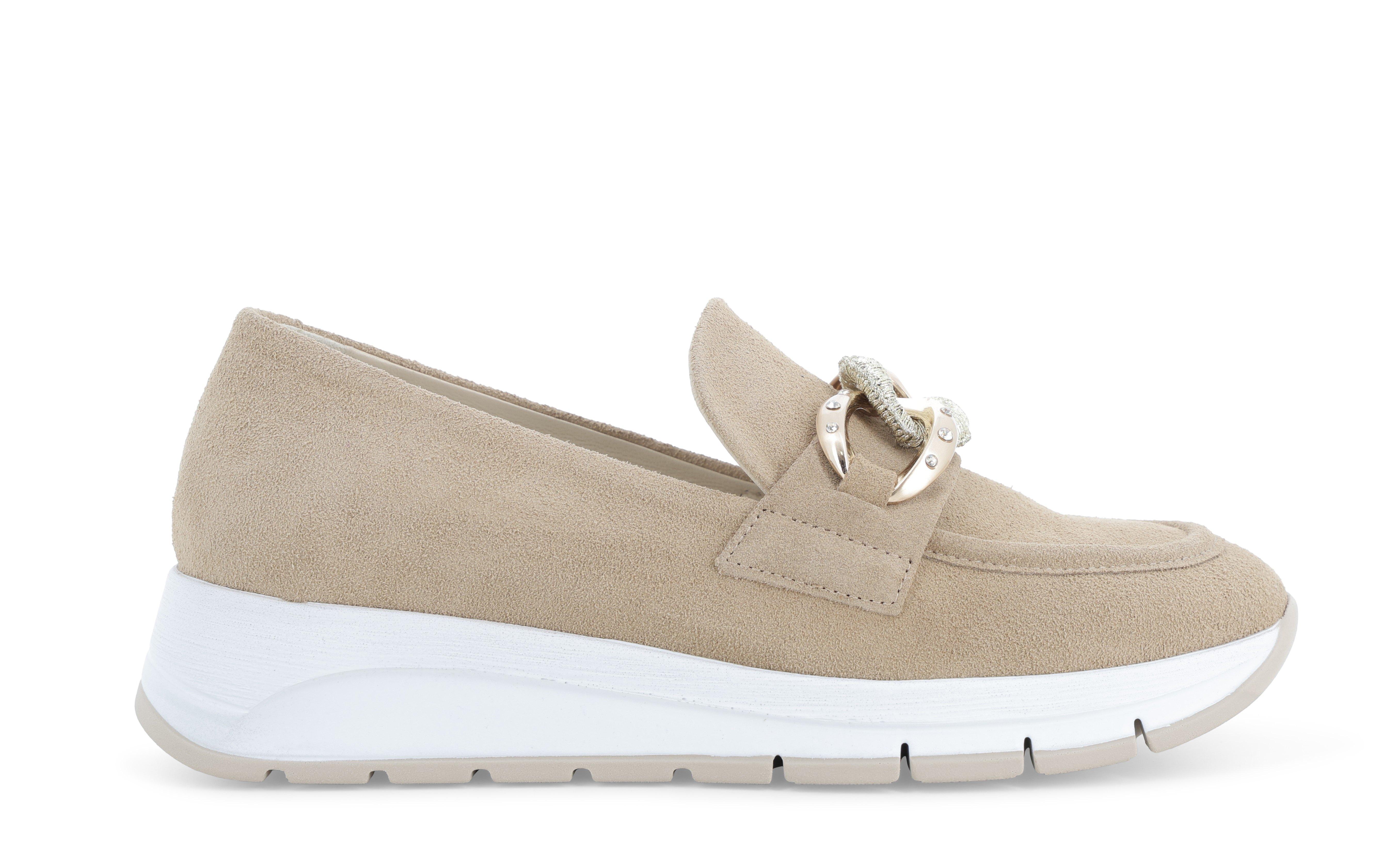 Mocassino slip-on in camoscio beige con catena r20091 36