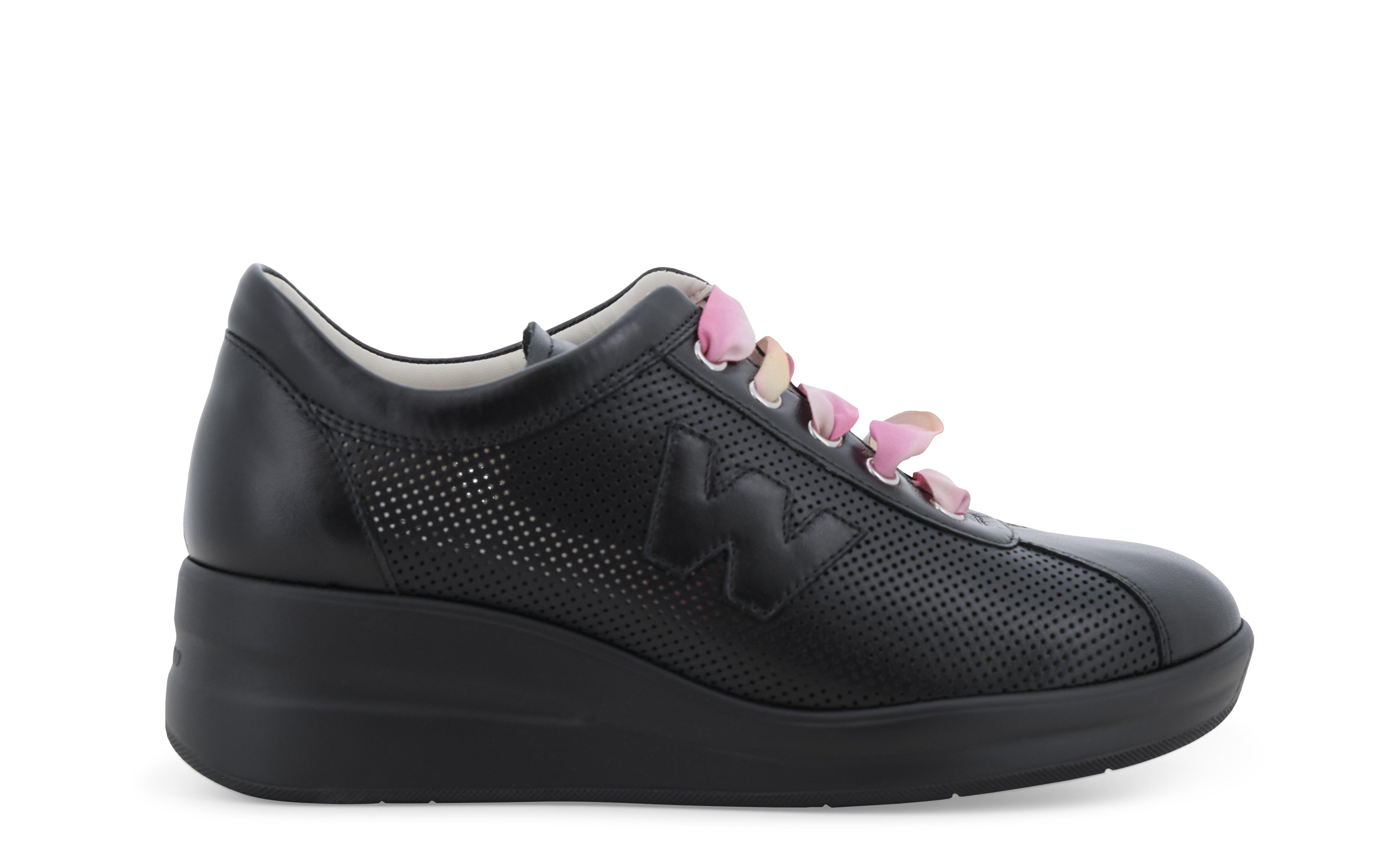 Sneaker platform in pelle nera traforata con lacci colorati r20245q 37