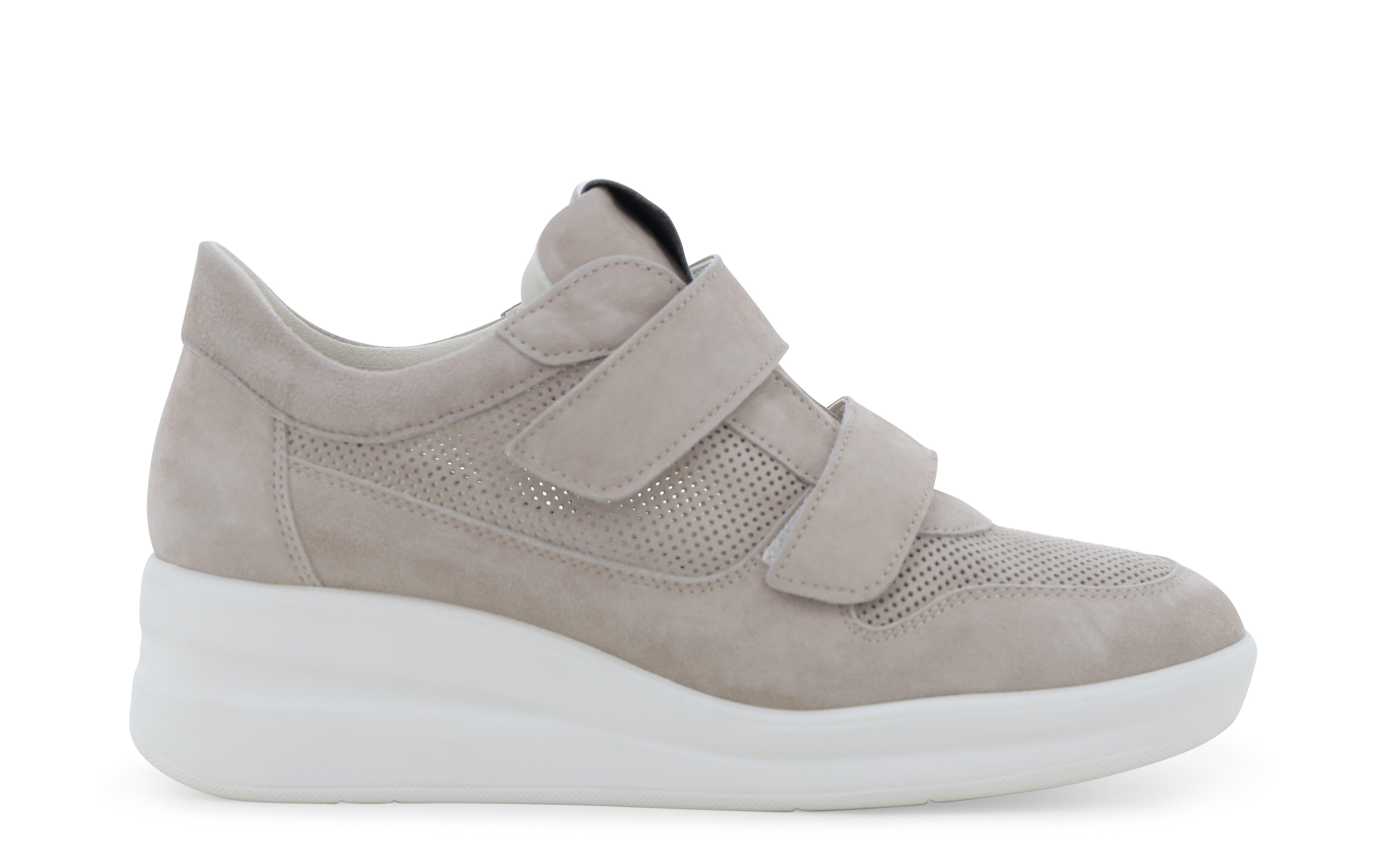 Sneakers in camoscio beige traforato con chiusura a strappo r20249q