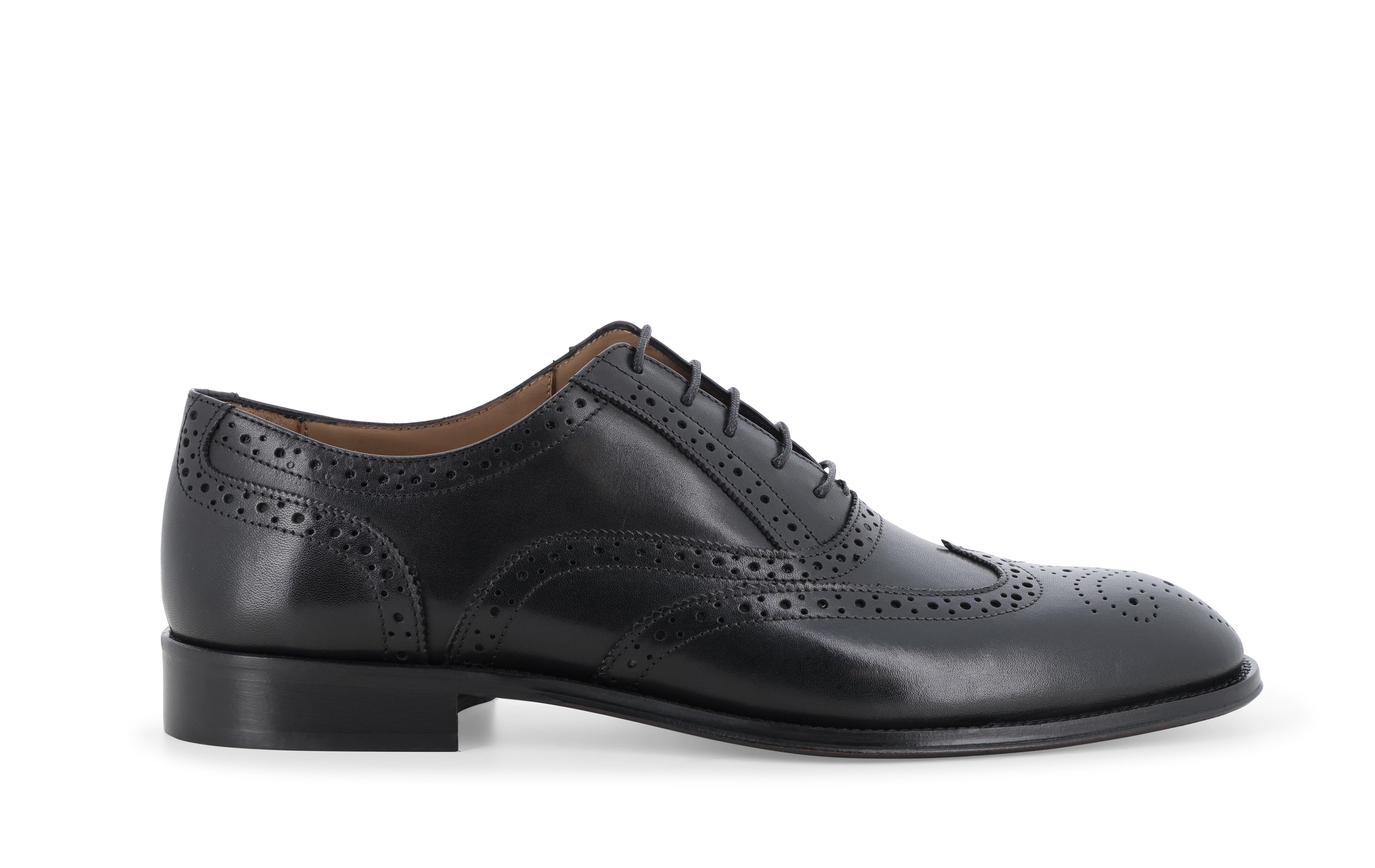 Stringata oxford in pelle nera con decorazione a coda di rondine uomo in pelle nera brogue u90632 42