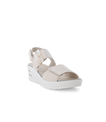 Sandalo in camoscio beige kiss con zeppa e maxi fibbia 019227q