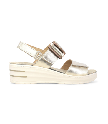 Sandalo laminato platino con zeppa e maxi fibbia 019227q