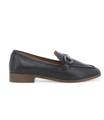 Mocassino comfort in pelle nera traforata con morsetto 055052q