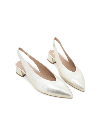 Slingback melluso in pelle platino con tacco basso quadrato d156q