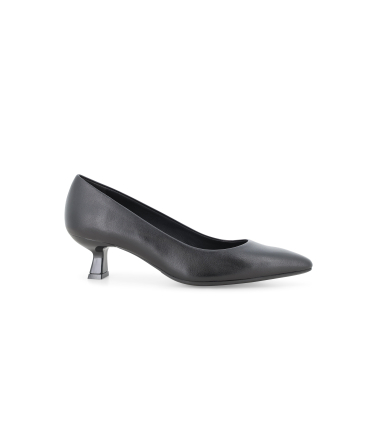 D&eacute;collet&eacute; in pelle nero con tacco basso a rocchetto d200