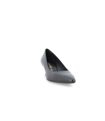 D&eacute;collet&eacute; in pelle nero con tacco basso a rocchetto d200