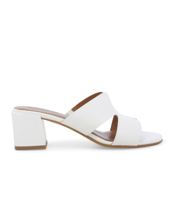 Ciabatta in pelle bianca con intaglio geometrico e tacco a blocco k35136q