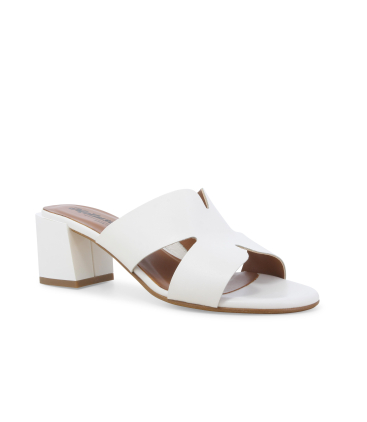 Ciabatta in pelle bianca con intaglio geometrico e tacco a blocco k35136q