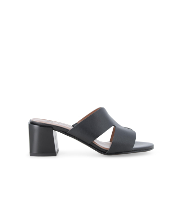 Sabot in pelle nero con intaglio geometrico e tacco a blocco k35136q