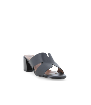 Sabot in pelle nero con intaglio geometrico e tacco a blocco k35136q