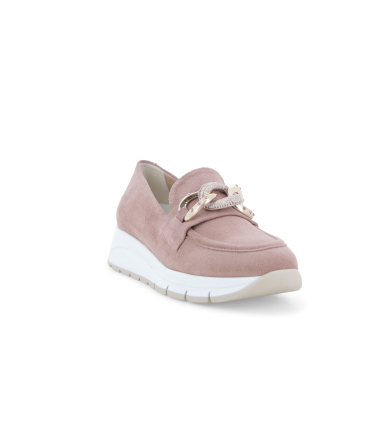 Mocassino slip-on in camoscio rosa antico con catena r20091