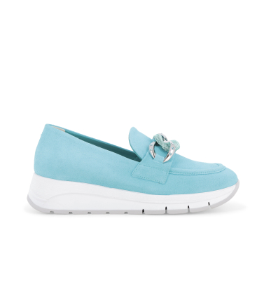 Mocassino comodo con zeppa in camoscio turchese e catena gioiello r20091