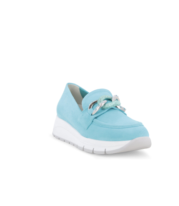 Mocassino comodo con zeppa in camoscio turchese e catena gioiello r20091
