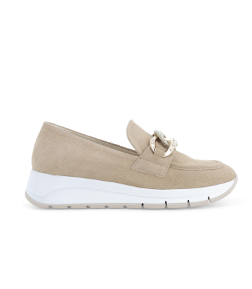 Mocassino slip-on in camoscio beige con catena r20091