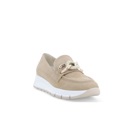 Mocassino slip-on in camoscio beige con catena r20091