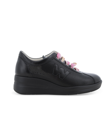 Sneaker platform in pelle nera traforata con lacci colorati r20245q