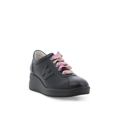 Sneaker platform in pelle nera traforata con lacci colorati r20245q