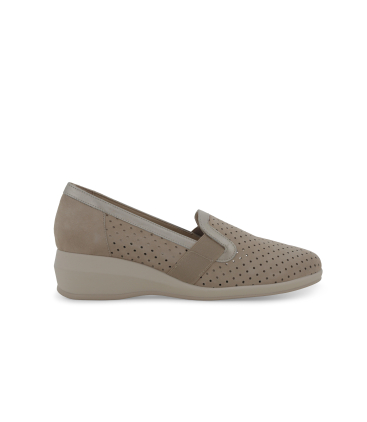 Mocassino slip-on con zeppa in camoscio beige traforato r30618q