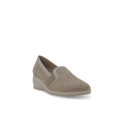 Mocassino slip-on con zeppa in camoscio beige traforato r30618q
