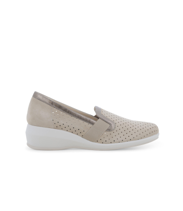 Mocassino slip-on comfort beige con riporto bronzo traforato con zeppa r30618q