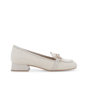 Mocassino intrecciato beige e bianco con gioiello v105q