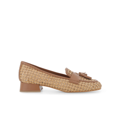 Mocassino intrecciato color cuoio con nappe v112