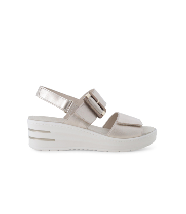 Sandalo in pelle platino con zeppa e maxi fibbia 019227q