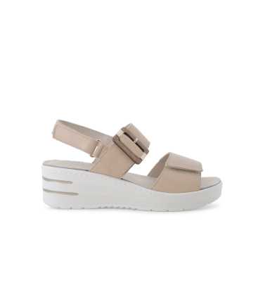 Sandalo in pelle beige crema con zeppa e maxi fibbia 019227q