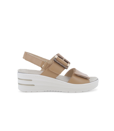 Sandalo in camoscio cuoio camel con zeppa e maxi fibbia 019227q
