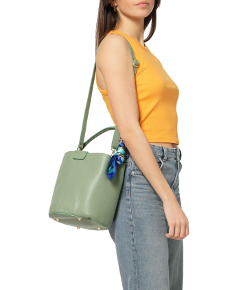 Tasche mit Umhaengeriemen aus Leder Gruen bor582