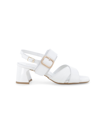 Sandalo donna in pelle bianco con accessorio oro k35702