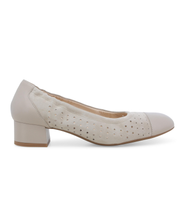 Décolleté comfort in camoscio beige traforato con punta in pelle n411q