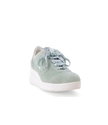 Sneaker Walk aus Wildleder Gruen hell perforiert mit Schnuerung gemustert r20245q