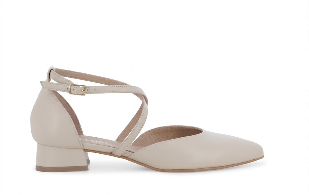 Décolleté d'Orsay aperta in pelle beige chiaro con cinturino incrociato v229q